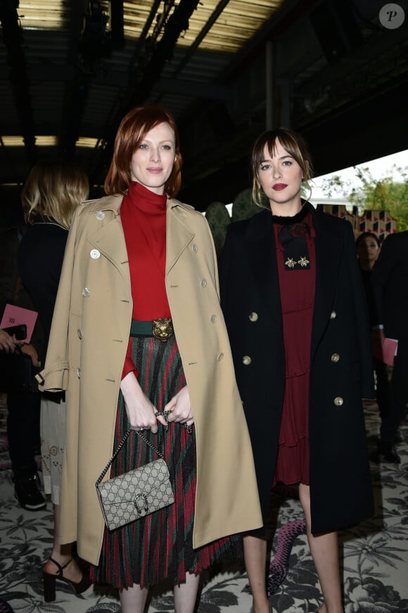 Karen Elson et Dakota Johnson - People au défilé Gucci pendant la fashion week de Milan le 23 septembre 2015.