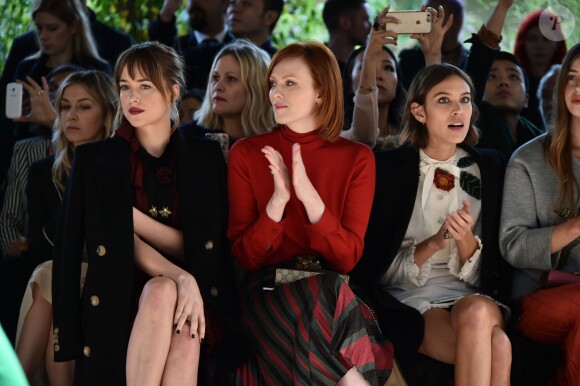 Dakota Johnson, Karen Elson et Alexa Chung - People au défilé Gucci pendant la fashion week de Milan le 23 septembre 2015.