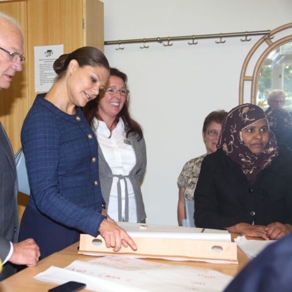 La princesse Victoria de Suède, enceinte, était le 24 septembre 2015 en visite à Vänersborg avec son père le roi Carl XVI Gustaf de Suède, en lien avec les questions d'immigration et d'intégration.