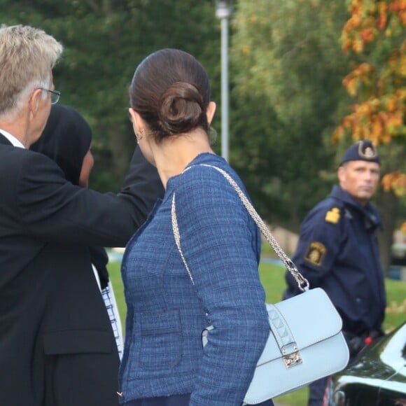 La princesse Victoria de Suède, enceinte, était le 24 septembre 2015 en visite à Vänersborg avec son père le roi Carl XVI Gustaf de Suède, en lien avec les questions d'immigration et d'intégration.