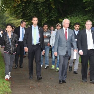 La princesse Victoria de Suède, enceinte, était le 24 septembre 2015 en visite à Vänersborg avec son père le roi Carl XVI Gustaf de Suède, en lien avec les questions d'immigration et d'intégration.