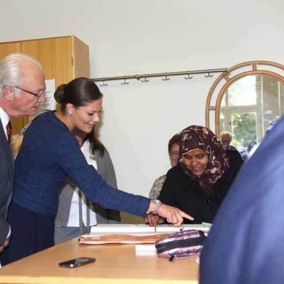 La princesse Victoria de Suède, enceinte, était le 24 septembre 2015 en visite à Vänersborg avec son père le roi Carl XVI Gustaf de Suède, en lien avec les questions d'immigration et d'intégration.