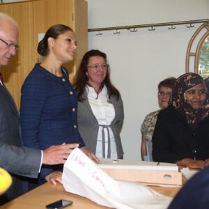 La princesse Victoria de Suède, enceinte, était le 24 septembre 2015 en visite à Vänersborg avec son père le roi Carl XVI Gustaf de Suède, en lien avec les questions d'immigration et d'intégration.