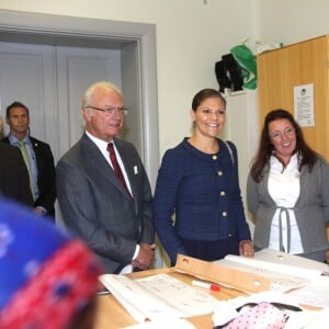 La princesse Victoria de Suède, enceinte, était le 24 septembre 2015 en visite à Vänersborg avec son père le roi Carl XVI Gustaf de Suède, en lien avec les questions d'immigration et d'intégration.