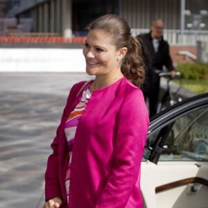 La princesse Victoria de Suède, enceinte et en robe Emilio Pucci, au 10e anniversaire du Centre européen de prévention des maladies à l'Institut Karolinska à Stockholm, le 22 septembre 2015.