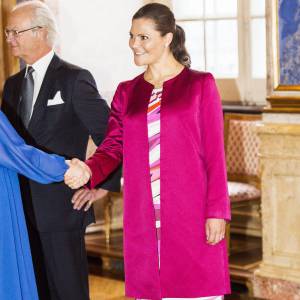 La princesse Victoria de Suède, enceinte et en robe Emilio Pucci, au palais royal à Stockholm le 22 septembre 2015 lors d'une rencontre avec des astronautes en marge du Congrès ASE 2015.