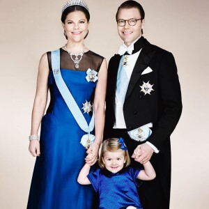 La princesse héritière Victoria de Suède, le prince Daniel et la princesse Estelle photographiés par Anna-Lena Ahlström, photo diffusée par le palais en septembre 2015