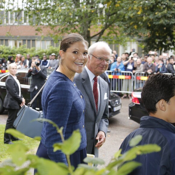 Victoria de Suède, enceinte, était le 24 septembre 2015 en visite à Vänersborg avec son père le roi Carl XVI Gustaf de Suède, en lien avec les questions d'immigration et d'intégration.