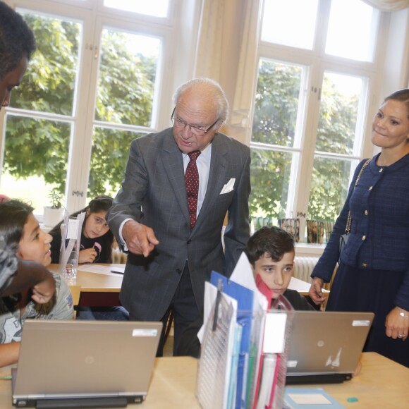 Victoria de Suède, enceinte, était le 24 septembre 2015 en visite à Vänersborg avec son père le roi Carl XVI Gustaf de Suède, en lien avec les questions d'immigration et d'intégration.