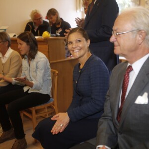 Victoria de Suède, enceinte, était le 24 septembre 2015 en visite à Vänersborg avec son père le roi Carl XVI Gustaf de Suède, en lien avec les questions d'immigration et d'intégration.