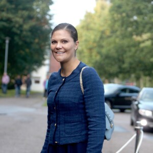 Victoria de Suède, enceinte, était le 24 septembre 2015 en visite à Vänersborg avec son père le roi Carl XVI Gustaf de Suède, en lien avec les questions d'immigration et d'intégration.