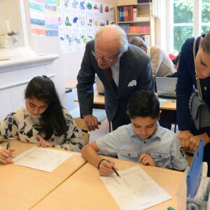 Victoria de Suède, enceinte, était le 24 septembre 2015 en visite à Vänersborg avec son père le roi Carl XVI Gustaf de Suède, en lien avec les questions d'immigration et d'intégration.