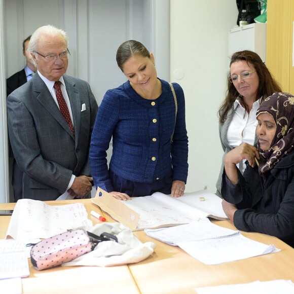 Victoria de Suède, enceinte, était le 24 septembre 2015 en visite à Vänersborg avec son père le roi Carl XVI Gustaf de Suède, en lien avec les questions d'immigration et d'intégration.