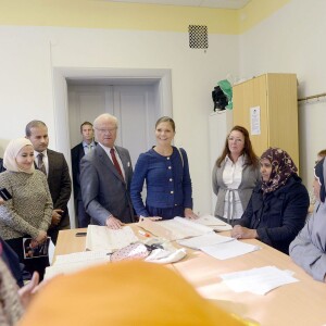 Victoria de Suède, enceinte, était le 24 septembre 2015 en visite à Vänersborg avec son père le roi Carl XVI Gustaf de Suède, en lien avec les questions d'immigration et d'intégration.