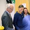 Victoria de Suède, enceinte, était le 24 septembre 2015 en visite à Vänersborg avec son père le roi Carl XVI Gustaf de Suède, en lien avec les questions d'immigration et d'intégration.
