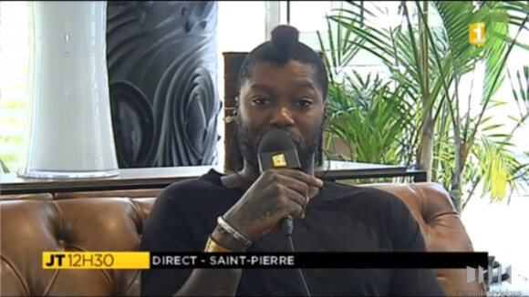 Djbril Cissé, énervé par les questions du journaliste sur les rumeurs entourant sa venue à la Réunion, au JT de Réunion 1ère Télé, le 24 septembre 2015