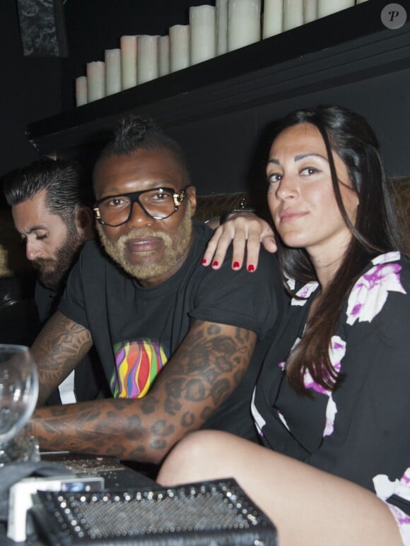 Djibril Cissé et sa compagne Marie-Cécile Lenzini au Calavados pendant le 68e festival du film de Cannes le 17 mai 2015