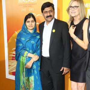 Malala Yousafzai, son père Ziauddin Yousafzai et Laurie MacDonald - Première de "He named me Malala" à New York, le 24 septembre 2015.