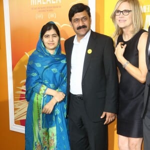 Malala Yousafzai, son père Ziauddin Yousafzai et Laurie MacDonald - Première de "He named me Malala" à New York, le 24 septembre 2015.