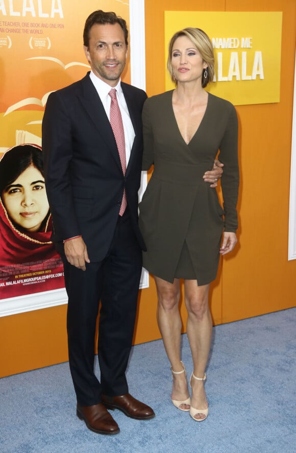 Andrew Shue et sa femme Amy Robach - Première de "He named me Malala" à New York, le 24 septembre 2015.