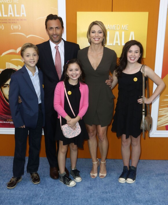 Andrew Shue, sa femme Amy Robach et ses filles Ava McIntosh et Annie McIntosh et guest - Première de "He named me Malala" à New York, le 24 septembre 2015.