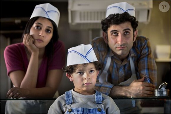 Leïla Bekhti et Kheiron dans le film Nous trois ou rien