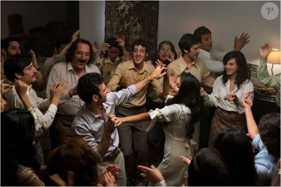 Leïla Bekhti et Kheiron dans le film Nous trois ou rien