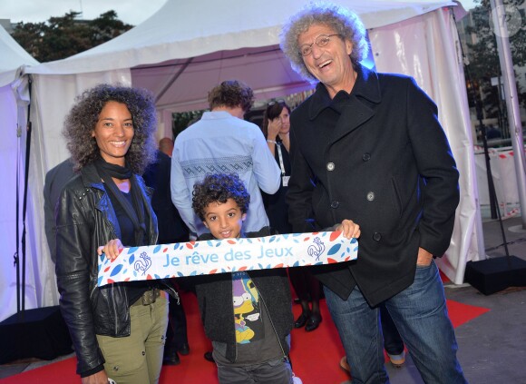 Élie Chouraqui, sa femme Isabel Sulpicy et son fils César - Rassemblement pour le lancement de la campagne "Je rêve des Jeux" pour la candidature de "Paris 2024" pour les Jeux Olympiques à Paris le 25 septembre 2015.
