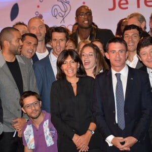 Thierry Braillard (secrétaire d'Etat aux Sports), Tony Parker, Tony Estanguet, Teddy Riner, Anne Hidalgo, Manuel Valls, Patrick Kanner (ministre des sports) - Rassemblement pour le lancement de la campagne "Je rêve des Jeux" pour la candidature de "Paris 2024" pour les Jeux Olympiques à Paris le 25 septembre 2015.