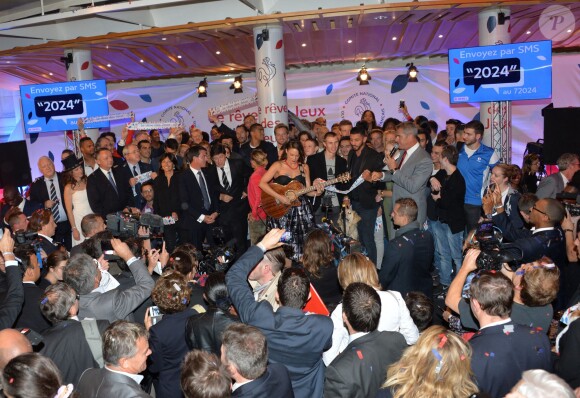 Thierry Braillard (secrétaire d'Etat aux Sports), Tony Parker, Tony Estanguet, Teddy Riner, Anne Hidalgo, Manuel Valls, Patrick Kanner (ministre des sports) - Rassemblement pour le lancement de la campagne "Je rêve des Jeux" pour la candidature de "Paris 2024" pour les Jeux Olympiques à Paris le 25 septembre 2015.