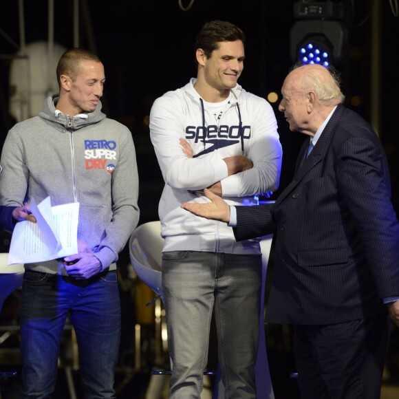 Nathalie Simon, Frédérick Bousquet, Florent Manaudou et Jean Claude Gaudin, maire de Marseille - Opération "Je rêve des Jeux", mobilisation nationale en soutien à la candidature de Paris pour l'organisation des Jeux Olympiques et Paralympiques de 2024, le 25 septembre 2015.