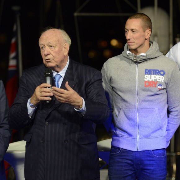 Frédérick Bousquet, Florent Manaudou et Jean Claude Gaudin, maire de Marseille - Opération "Je rêve des Jeux", mobilisation nationale en soutien à la candidature de Paris pour l'organisation des Jeux Olympiques et Paralympiques de 2024. Marseille, le 25 septembre 2015