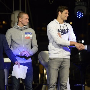 Frédérick Bousquet, Florent Manaudou et Jean Claude Gaudin, maire de Marseille - Opération "Je rêve des Jeux", mobilisation nationale en soutien à la candidature de Paris pour l'organisation des Jeux Olympiques et Paralympiques de 2024. Marseille, le 25 septembre 2015