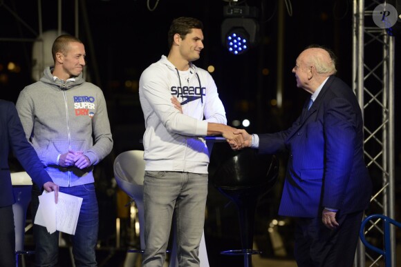 Frédérick Bousquet, Florent Manaudou et Jean Claude Gaudin, maire de Marseille - Opération "Je rêve des Jeux", mobilisation nationale en soutien à la candidature de Paris pour l'organisation des Jeux Olympiques et Paralympiques de 2024. Marseille, le 25 septembre 2015