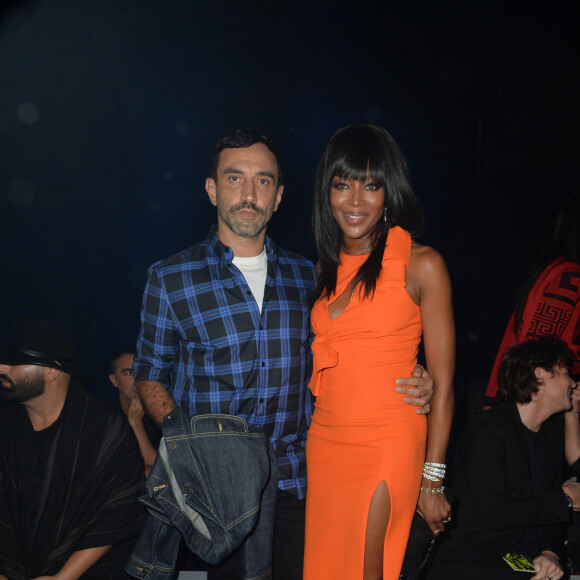 Riccardo Tisci et Naomi Campbell assistent au défilé Versace (collection printemps-été 2016) à la Piazza VI Febbraio. Milan, le 25 septembre 2015.