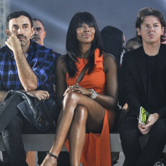 Riccardo Tisci, Naomi Campbell et Christopher Kane assistent au défilé Versace (collection printemps-été 2016) à la Piazza VI Febbriao. Milan, le 25 septembre 2015.