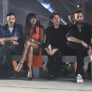 Joe Jonas, Riccardo Tisci, Naomi Campbell, Christopher Kane et Fausto Puglisi assistent au défilé Versace (collection printemps-été 2016) à la Piazza VI Febbraio. Milan, le 25 septembre 2015.