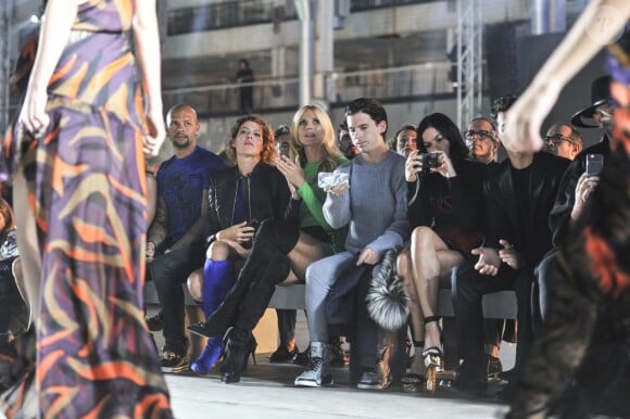 Heidi Klum, Geordon Nicol, Leigh Lezark et Joe Jonas assistent au défilé Versace (collection printemps-été 2016) à la Piazza VI Febbraio. Milan, le 25 septembre 2015.