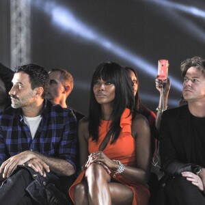 Riccardo Tisci, Naomi Campbell et Christopher Kane assistent au défilé Versace (collection printemps-été 2016) à la Piazza VI Febbraio. Milan, le 25 septembre 2015.