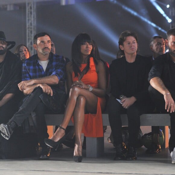 Joe Jonas, Riccardo Tisci, Naomi Campbell, Christopher Kane et Fausto Puglisi assistent au défilé Versace (collection printemps-été 2016) à la Piazza VI Febbraio. Milan, le 25 septembre 2015.