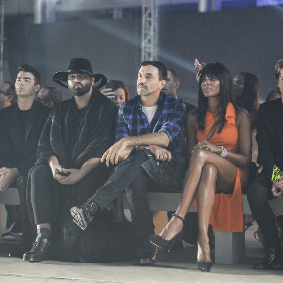 Joe Jonas, Riccardo Tisci, Naomi Campbell, Christopher Kane et Fausto Puglisi assistent au défilé Versace (collection printemps-été 2016) à la Piazza VI Febbraio. Milan, le 25 septembre 2015.