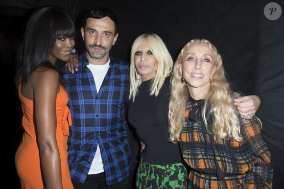 Naomi Campbell, Riccardo Tisci, Donatella Versace et Franca Sozzani (rédactrice en chef de Vogue Italia) dans les coulisses du défilé Versace (collection printemps-été 2016) à la Piazza VI Febbraio. Milan, le 25 septembre 2015.