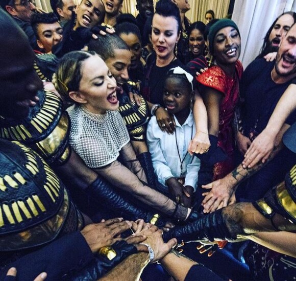 Madonna avec ses danseurs et sa fille Mercy. Septembre 2015