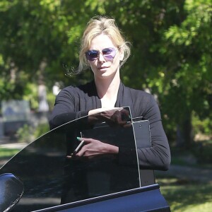 Charlize Theron sort de chez des amis à Studio City, le 17 septembre 2015.