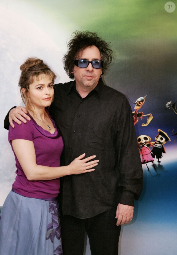 Tim Burton et sa compagne Helena Bonham-Carter lors de la projection des Noces funèbres le 26 septembre 2005 à Paris