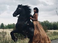Shy'm : Cavalière sexy et amoureuse dans son clip "Il faut vivre"