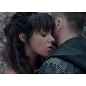 Shy'm a dévoilé son nouveau vidéo-clip Il Faut Vivre / image extraite de la vidéo publiée sur Youtube.