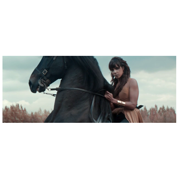 Shy'm a dévoilé son nouveau vidéo-clip Il Faut Vivre / image extraite de la vidéo publiée sur Youtube.