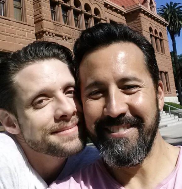 Danny Pintauro et son compagnon Wil Tabares posent après avoir obtenu leur licence de mariage, en Californie.