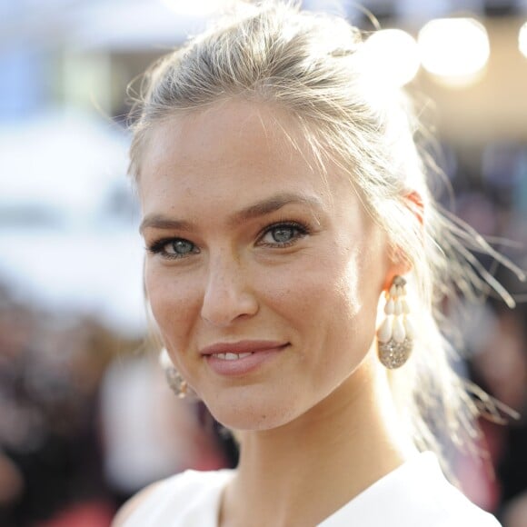 Bar Refaeli (bijoux de Grisogono) - Montée des marches du film "La Tête Haute" pour l'ouverture du 68ème Festival du film de Cannes, le 13 mai 2015.